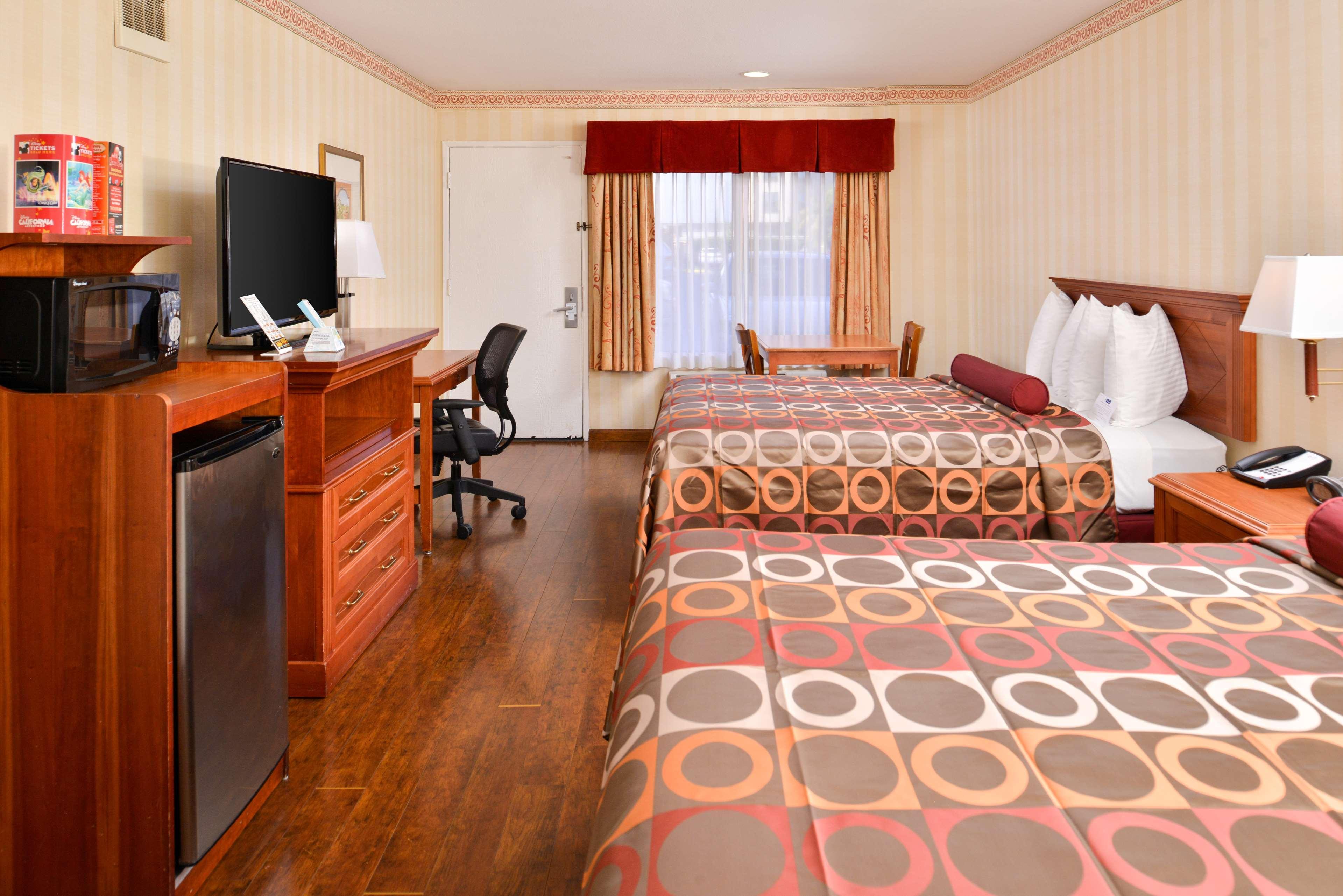 Best Western Plus Raffles Inn & Suites Anaheim Exterior photo