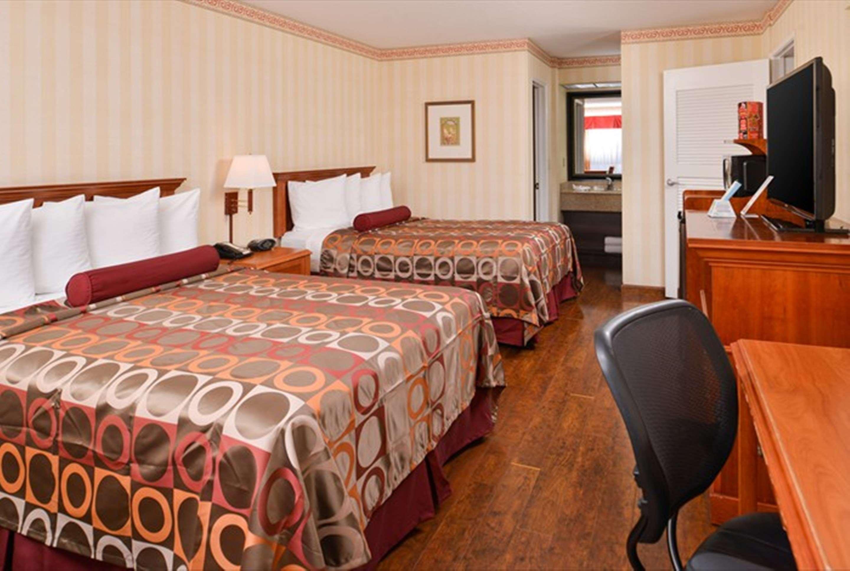 Best Western Plus Raffles Inn & Suites Anaheim Exterior photo