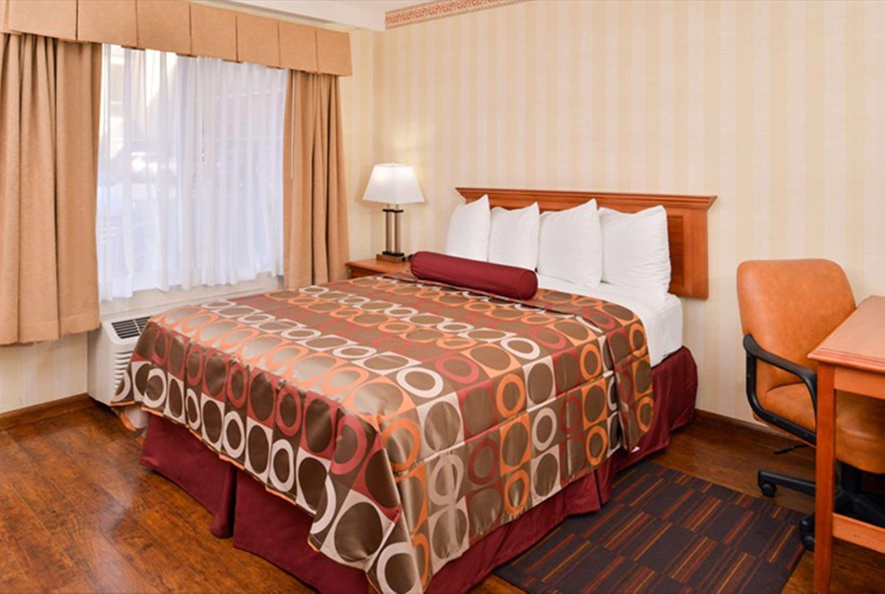 Best Western Plus Raffles Inn & Suites Anaheim Exterior photo