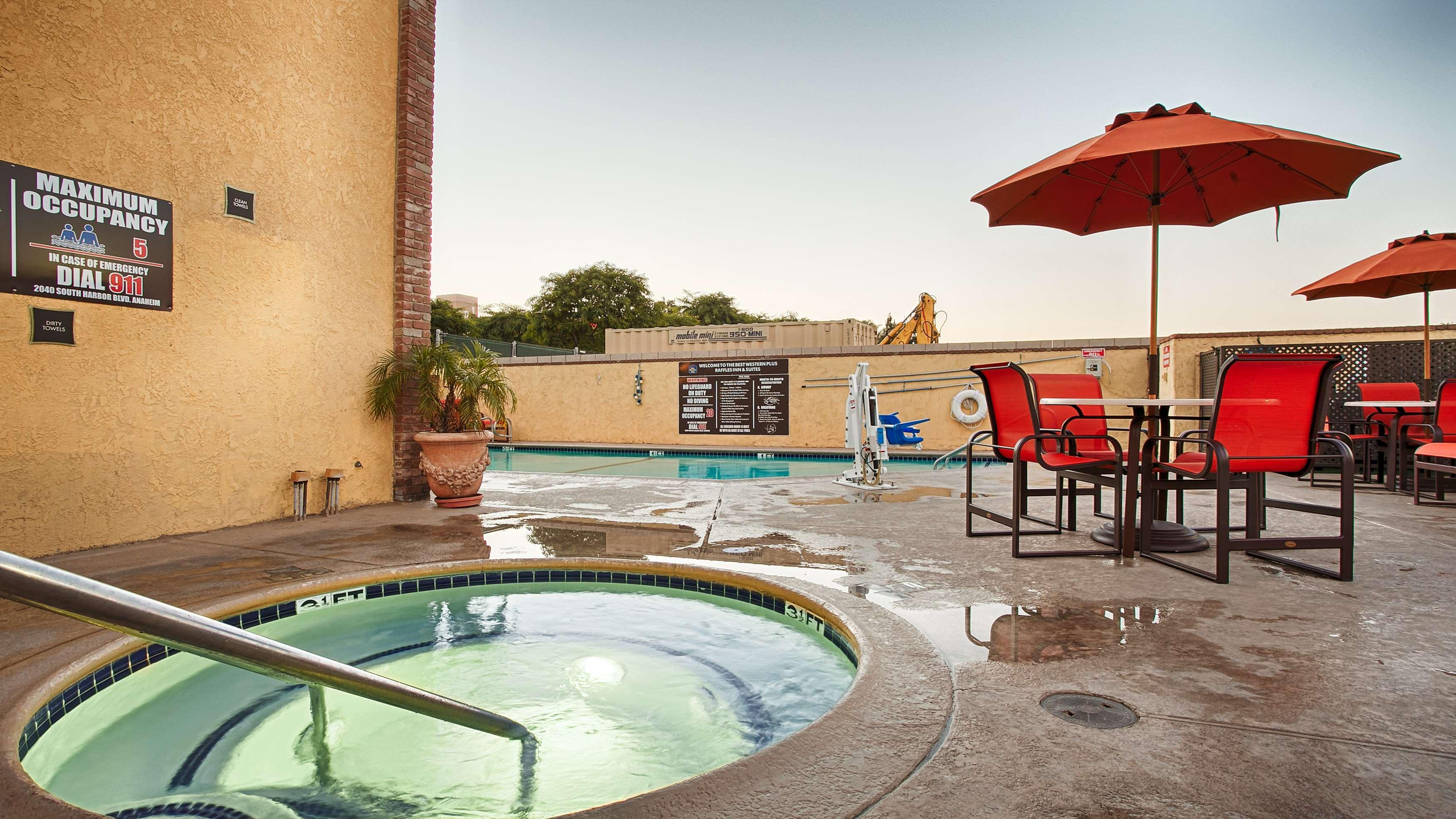 Best Western Plus Raffles Inn & Suites Anaheim Exterior photo