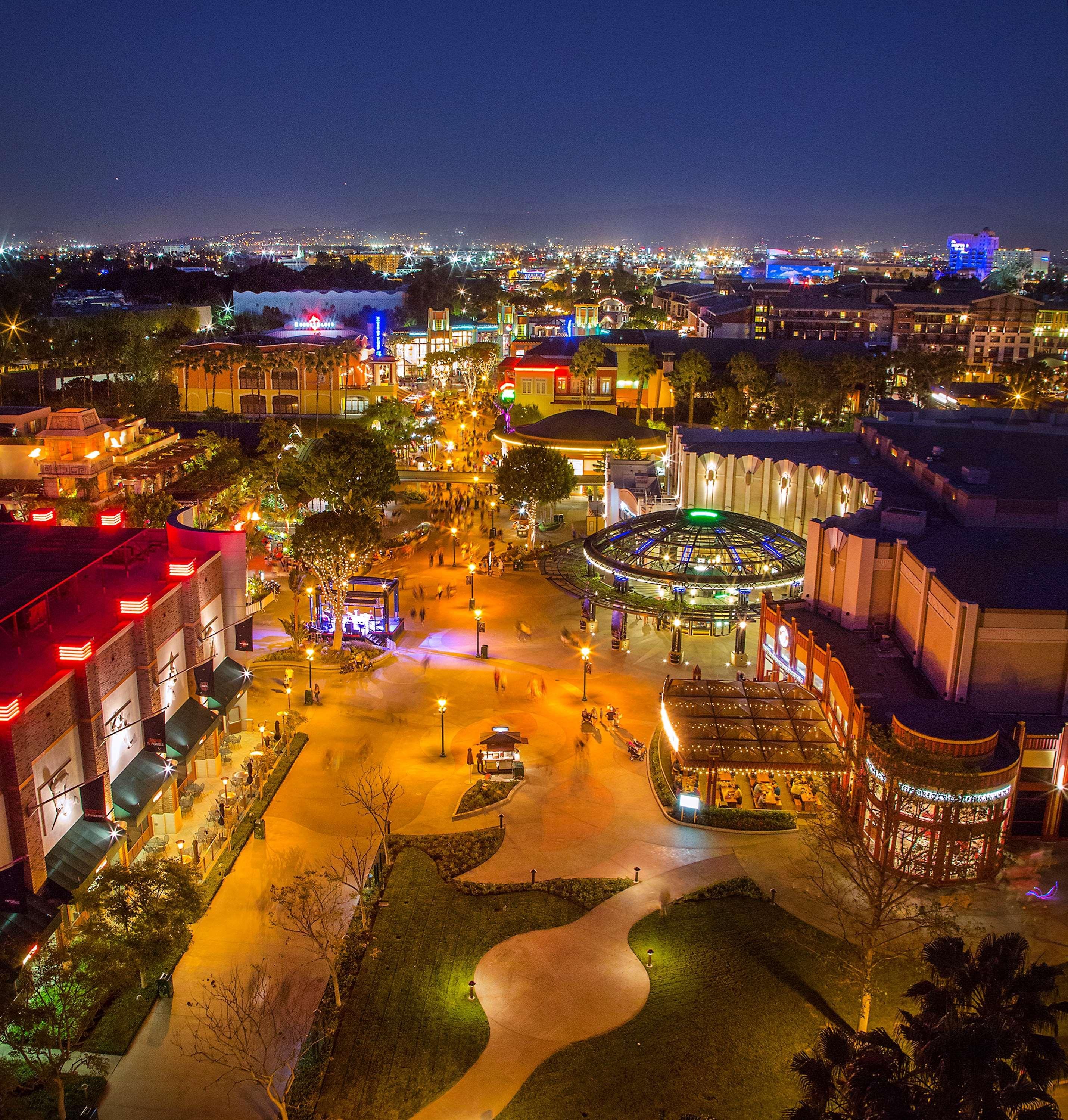 Best Western Plus Raffles Inn & Suites Anaheim Exterior photo