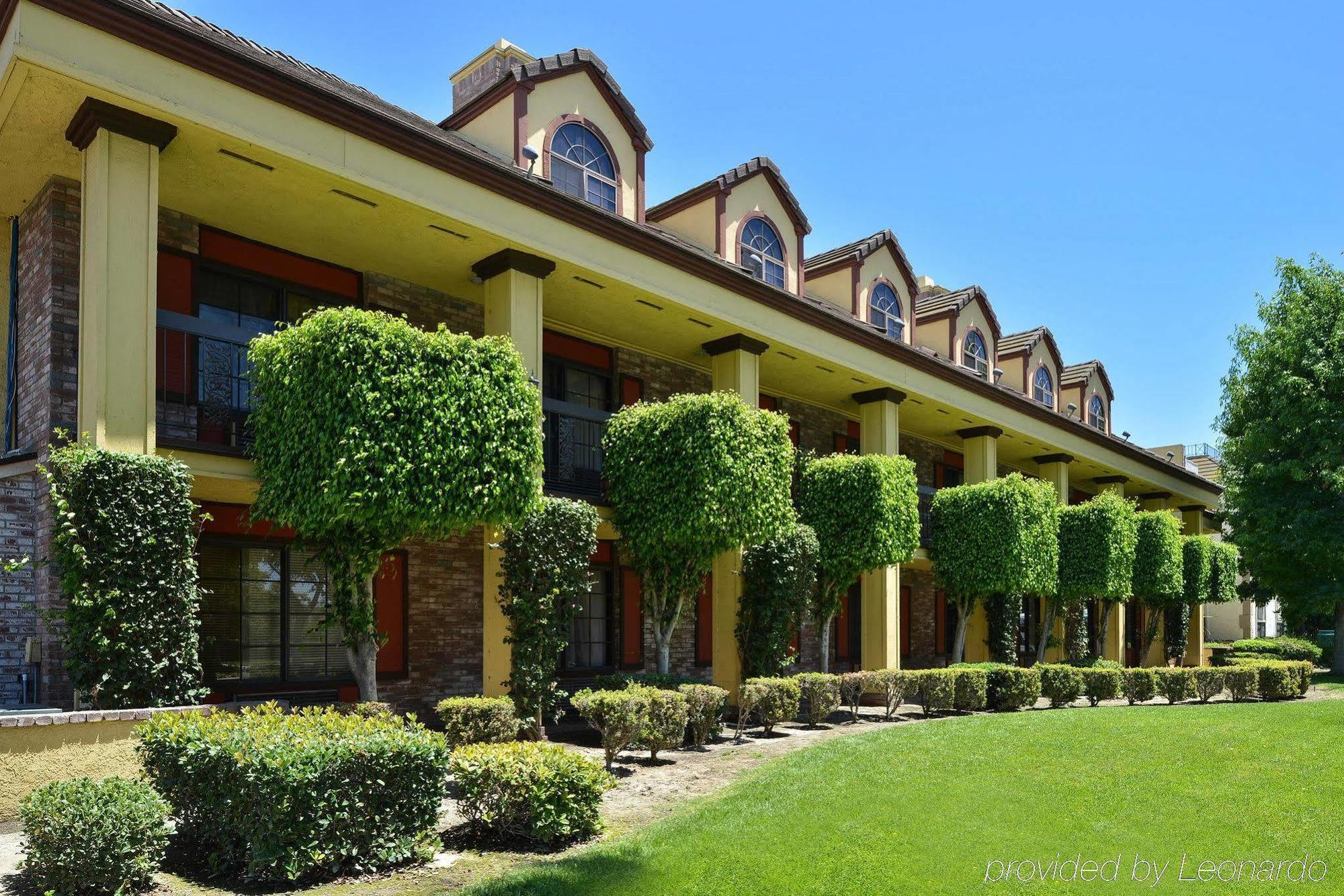 Best Western Plus Raffles Inn & Suites Anaheim Exterior photo