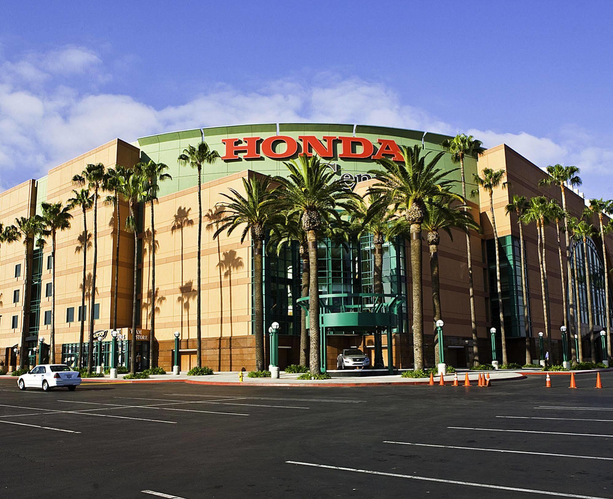 Best Western Plus Raffles Inn & Suites Anaheim Exterior photo