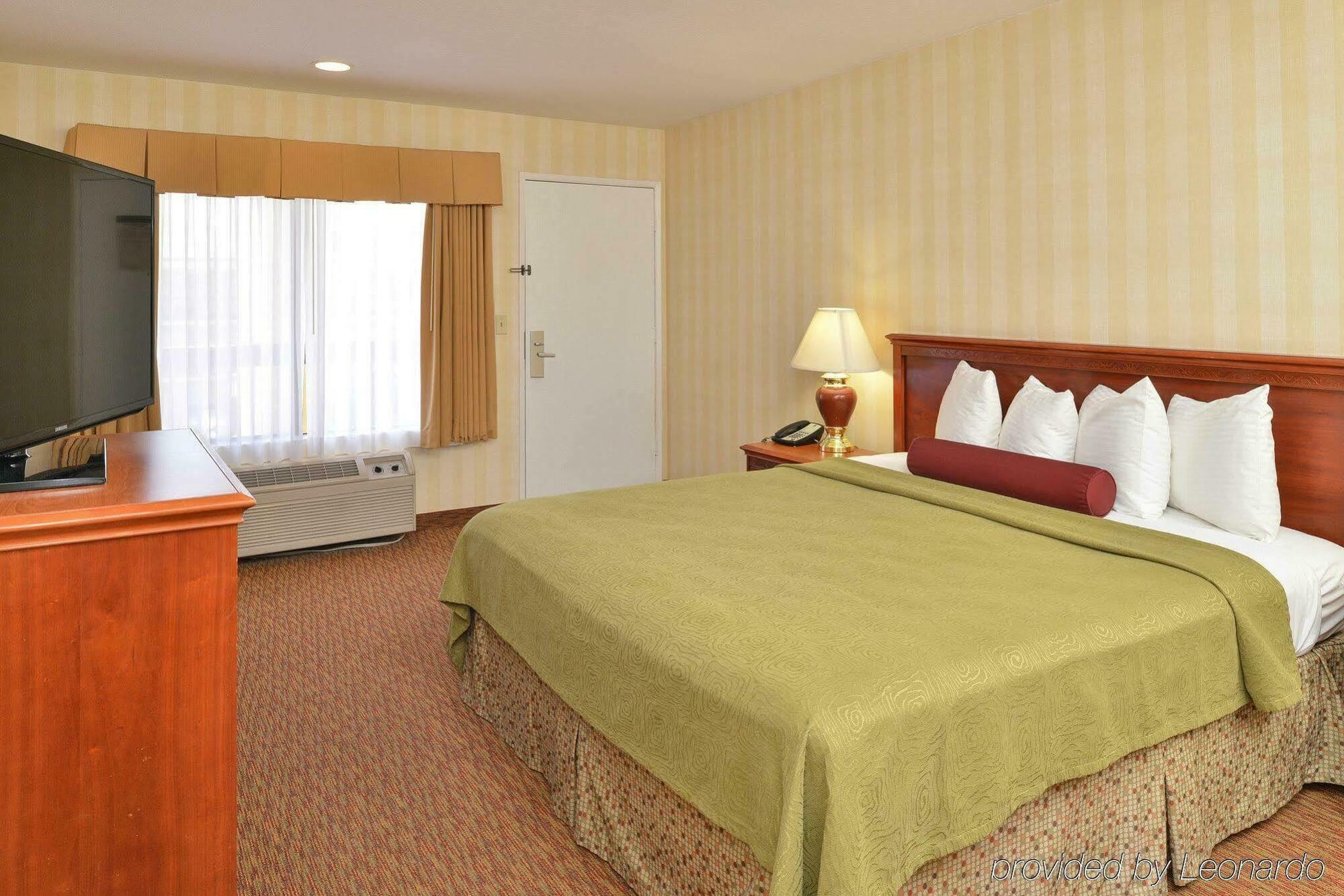Best Western Plus Raffles Inn & Suites Anaheim Exterior photo