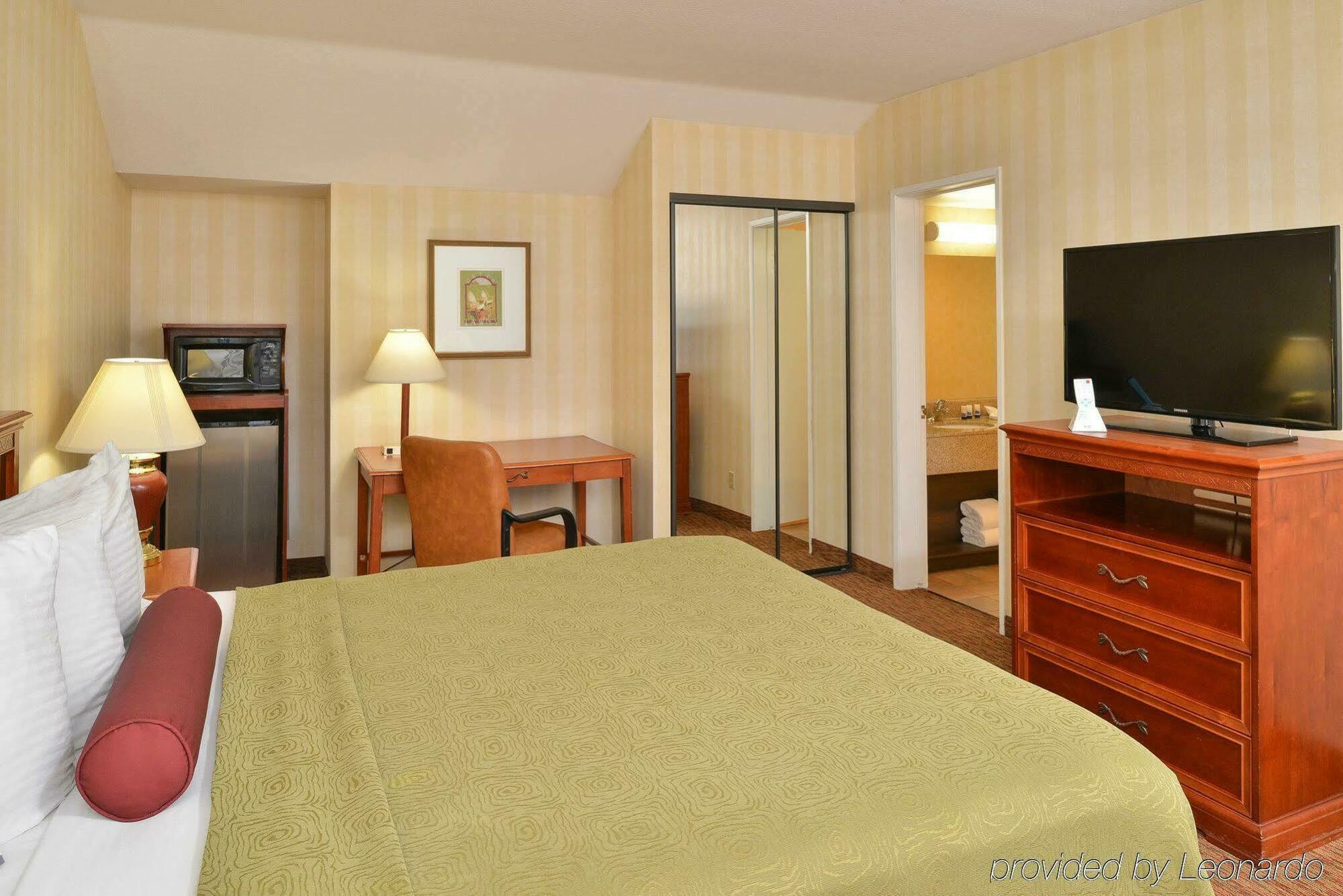 Best Western Plus Raffles Inn & Suites Anaheim Exterior photo