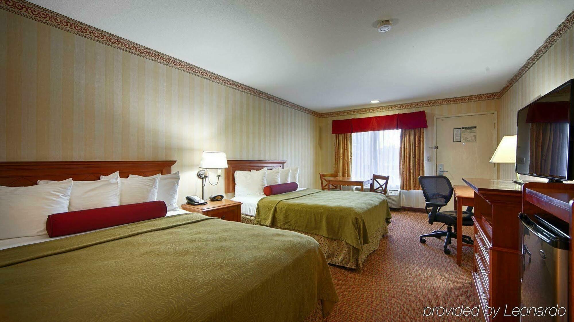 Best Western Plus Raffles Inn & Suites Anaheim Exterior photo